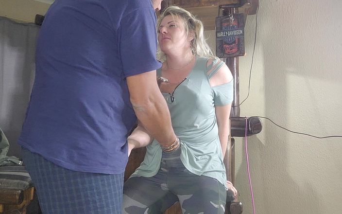 Sparowdox: Sexy blonďatá nevlastní sestra roztáhne svou dokonalou růžovou kundičku pro...