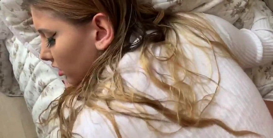 Ivana Montana: 레깅스를 입은 섹시한 새엄마가 계부에게 따먹히다