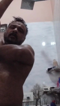Sugar daddy tomando banho nua