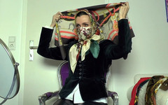 Lady Victoria Valente: Hedvábná scarf maska a šátek extrémní styling