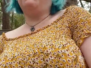 Hot potato girl: Mijzelf vingeren in een park