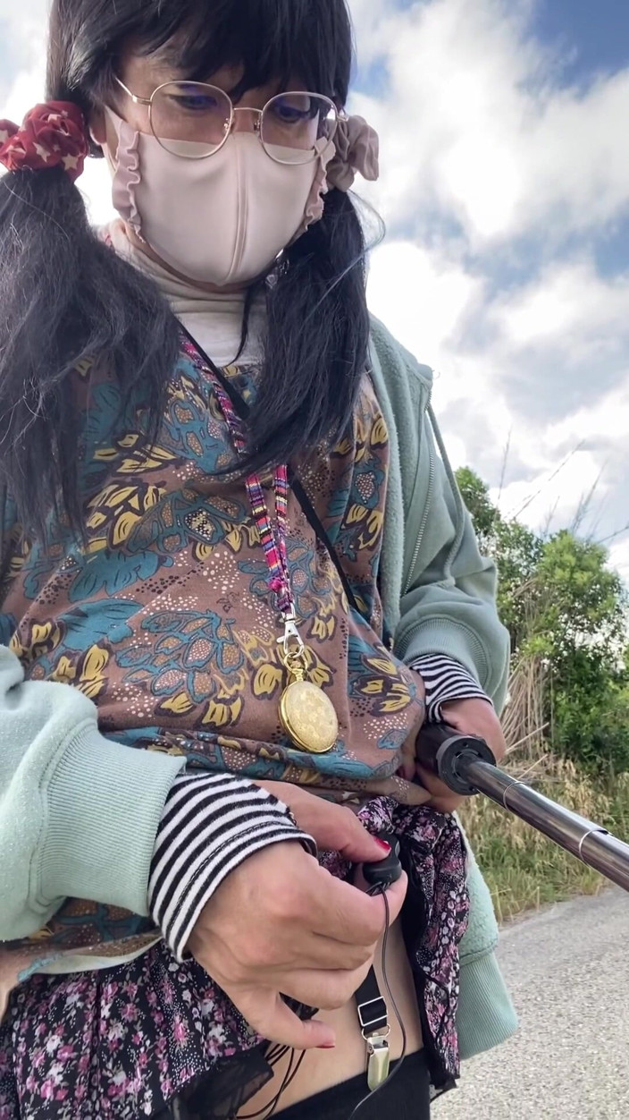 megu2002: Rotorová souprava č. 249 na chodníku u řeky