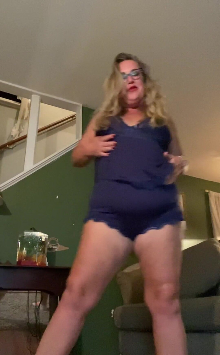 Lily Bay: Good Evening Where Are All Those Loads I Wanna See??