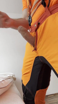 हिविस में Lumberjack उसके विशाल लंड और मांसपेशियों की पूजा को झटका देती है