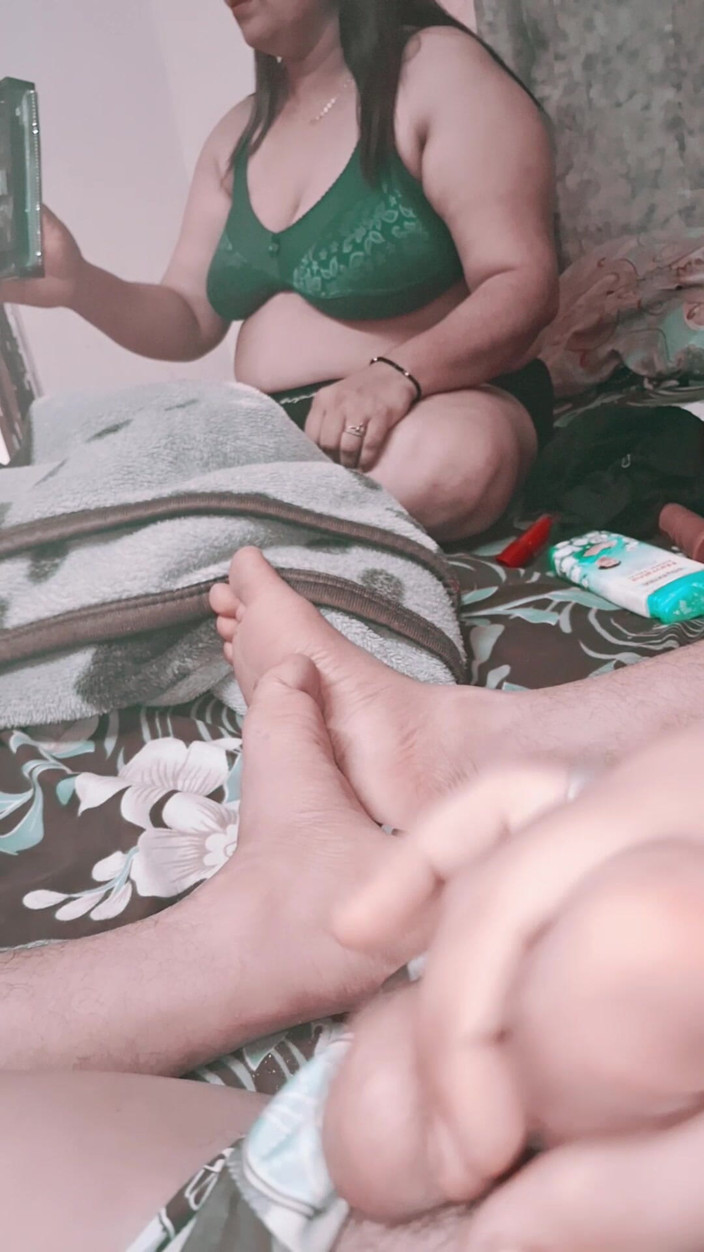 Indian Jonny S: Ibu tiri saya sedang melakukan kerjanya di dalam bilik. Saya...