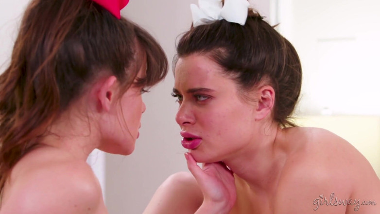 Girlsway: GIRLSWAY - Вне колледжа: Lana Rhoades готова тусить с ее шлюховатыми лучшими