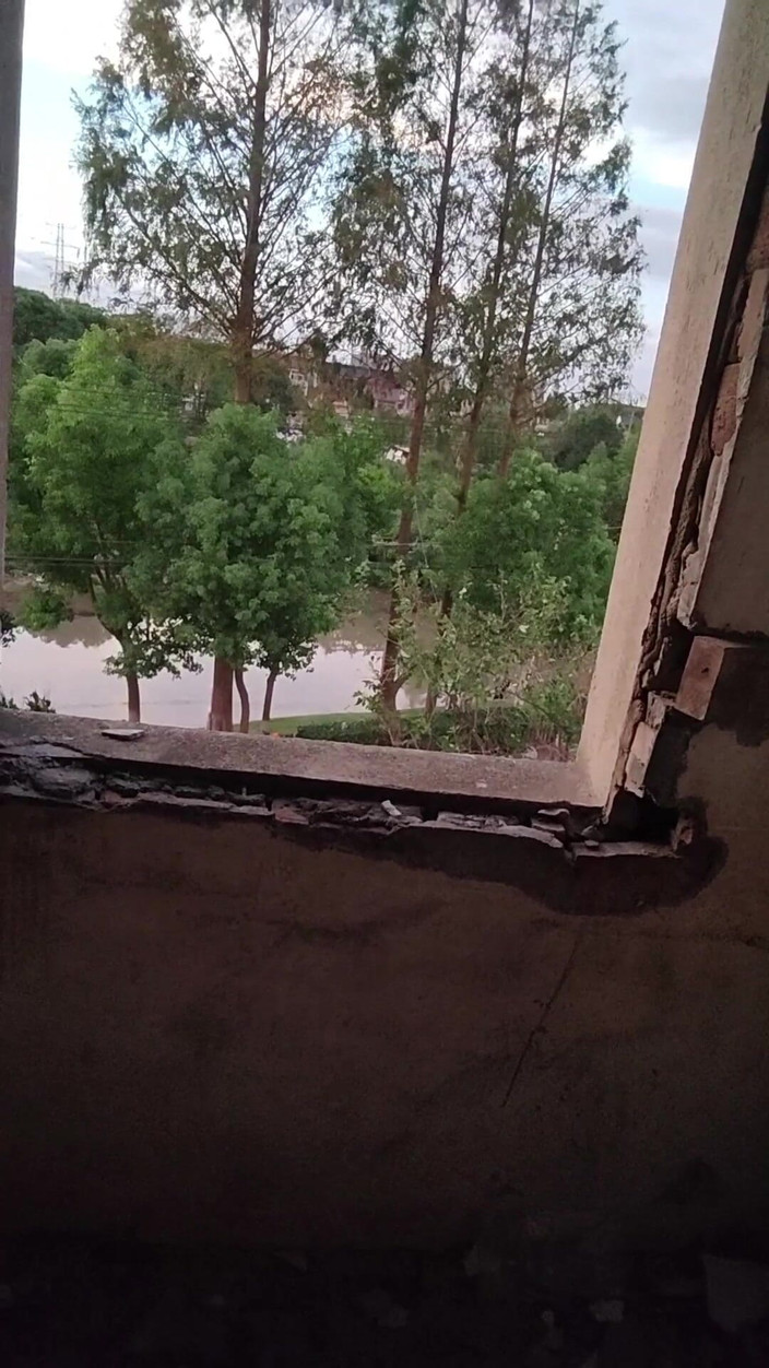 ChineseBisexual: व्यस्त सड़क के किनारे एक टूटे हुए घर के आसपास नग्न घूमना और हस्तमैथुन करना