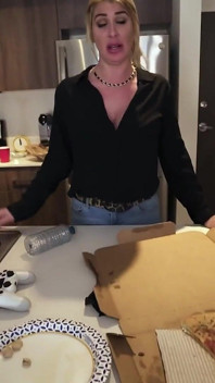Nu ai o mamă vitregă blondă țâțoasă? Lolly Dames este bunică ta perfectă
