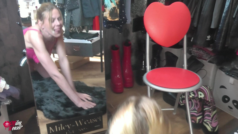 Miley Weasel: Pelacur berambut perang panas dengan buttplug terangsang di pantat mendapat...