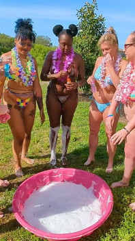 Bubbels op blote voeten babes nat en wilde voetfetisj plezier