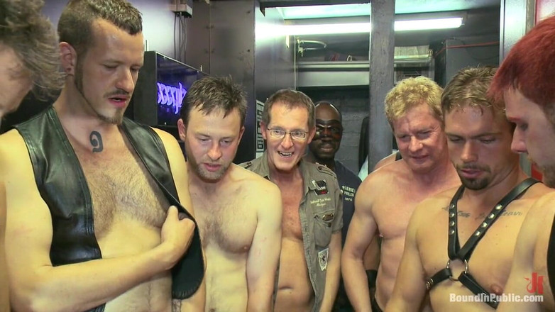 Bound in public: Nakna pandaer trick eller godis - precis i tid till Halloween