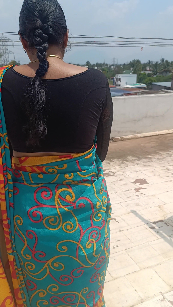 Inba: Esposa vestida en lava romance con vecino en terraza