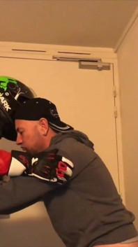 Làm nhục tại khách sạn với trang phục tôn sùng người đi xe đạp