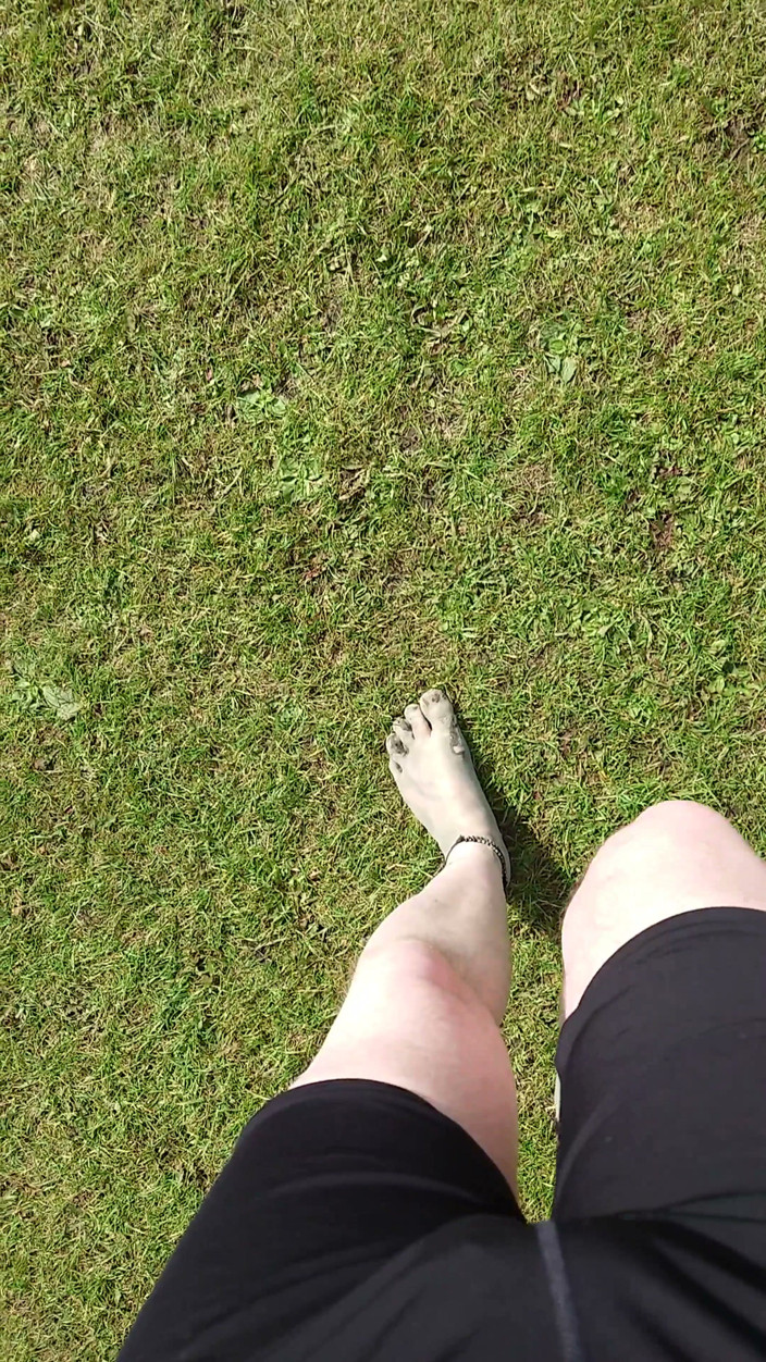 Footfetish: Beach Walk with Dirty Feet