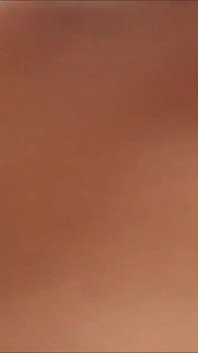Brunette dame met natuurlijke tieten houdt van twee pikken