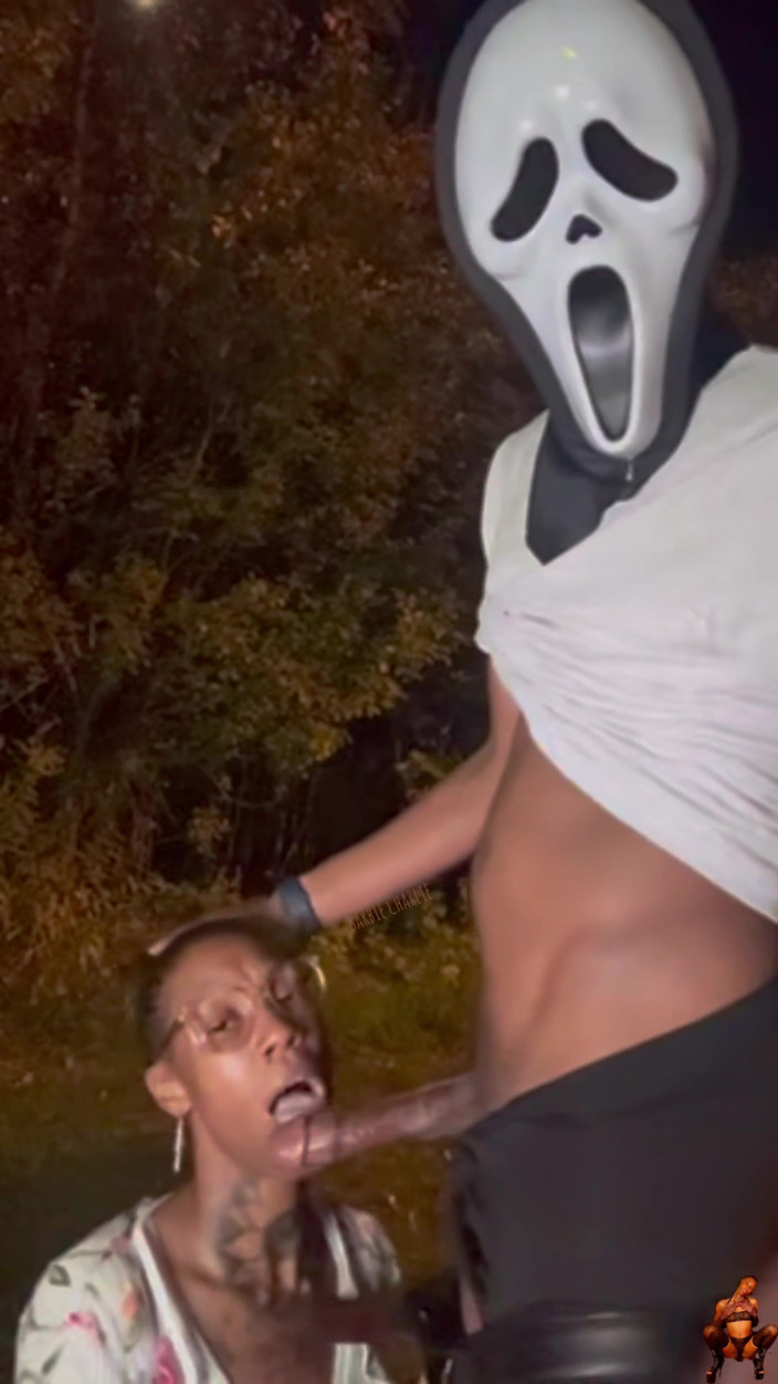 BarbieCharlie: Barbie Charlie cosplay ghost face în față