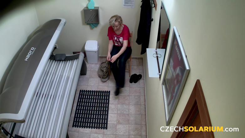 Czech Solarium: Tschechisches solarium 173 reife blondine zeigt ihre natürlichen kurven