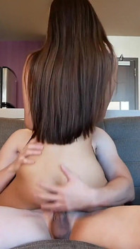 Heiße sexy asiatin Abg alexia anders kommt auf die knie und schluckt chinesischen schwanz
