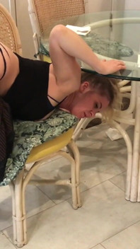 Üvey anne masanın altında sıkıştı