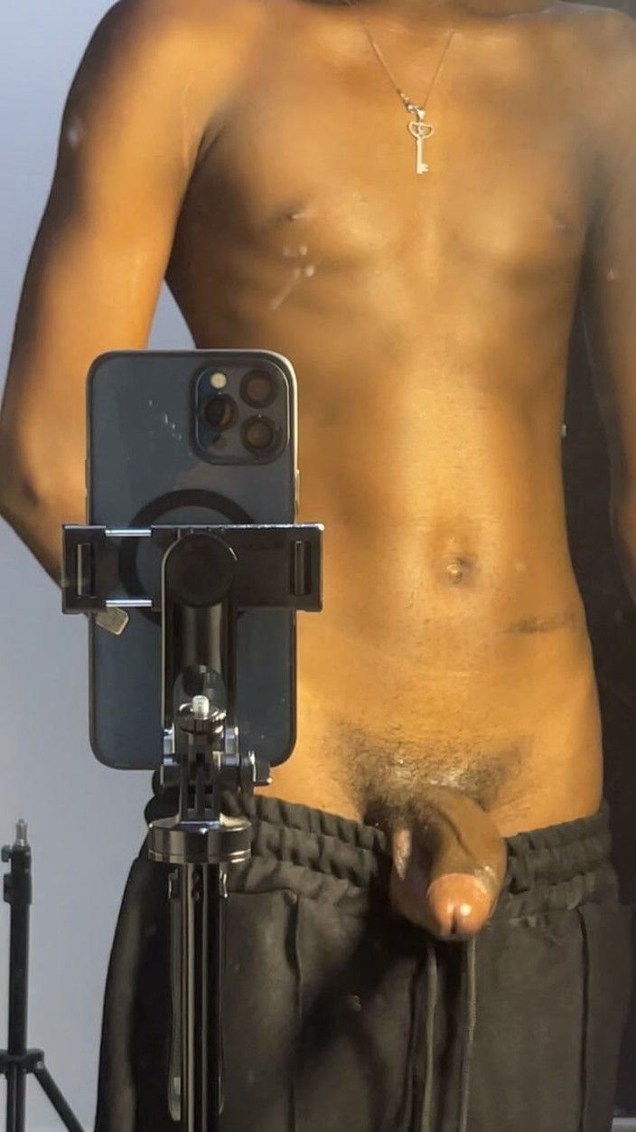 Aded-Toxic: Štíhlá twink show s velkým čůrákem