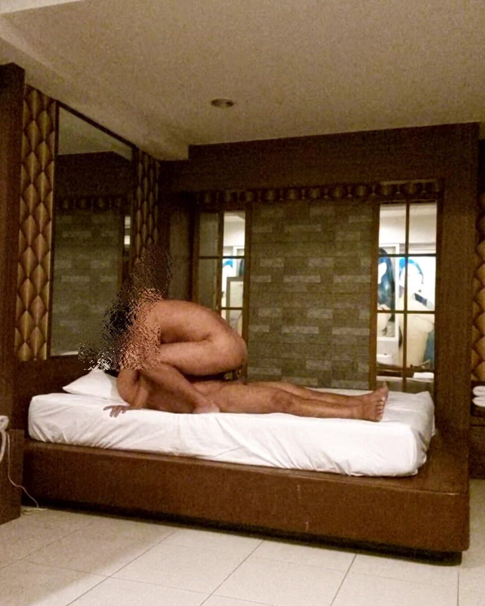 Cum: lagabhag pakra jab uski patni ne uske mobail phon par...