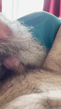 Hobo abuelo chupando peludo osito polla