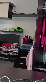 素人人妻试穿衣服和剪衣服很有趣。
