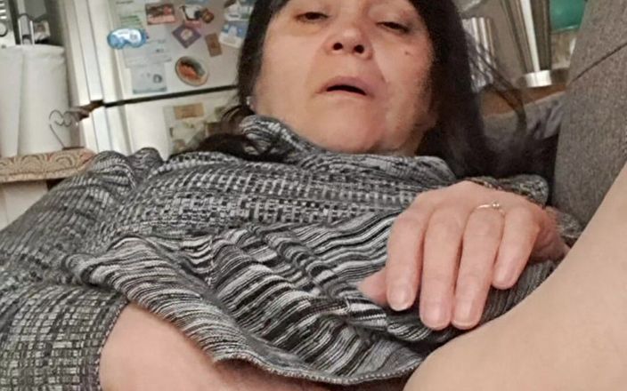 Mommy big hairy pussy: När man tittar under klänningen är den håriga fittan våt
