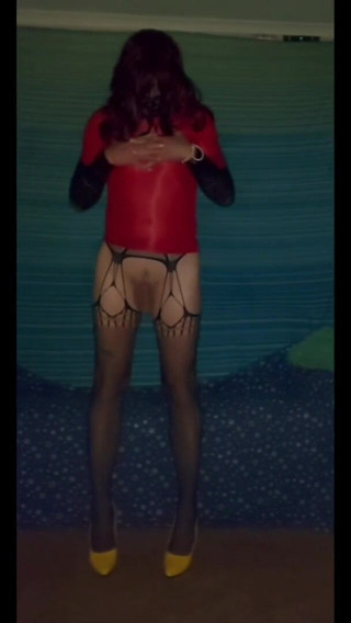 Lizzaali: Sissy schiava incatenata da un gigantesco gancio anale per servire...