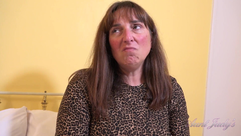 Aunt Judy's: Auntjudys - Deine Vollbusige MILF-vermieterin Ruby Cattrall Erwischt Dich Beim Stiehlen...