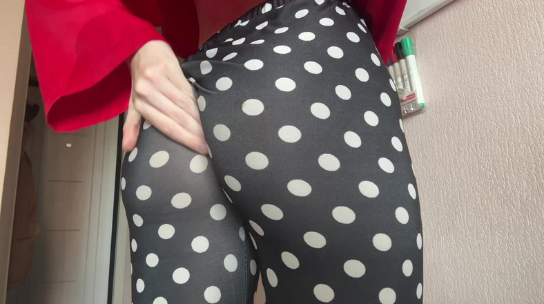 Skinny_lady69: लेगिंग में हिप्न0 गांड हिलाते हुए