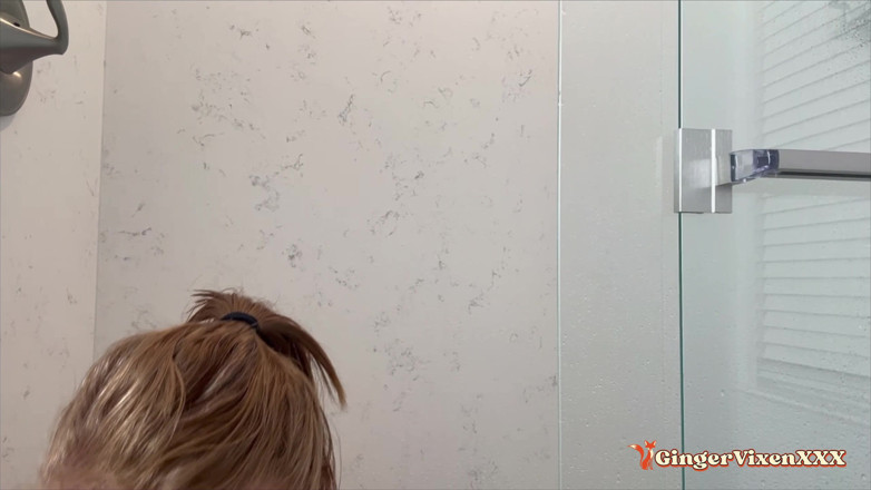 GingerVixen.XXX: Sprcha a hrátky s kundičkou