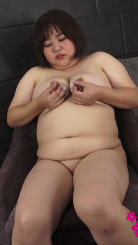 가슴이 큰 통통한 소녀가 자위하는 모습