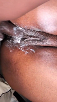 Une grosse bite noire se fait baiser et traire