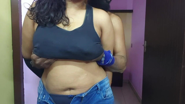 Aurorah: Un couple indien romancing quand il est seul à la maison -...