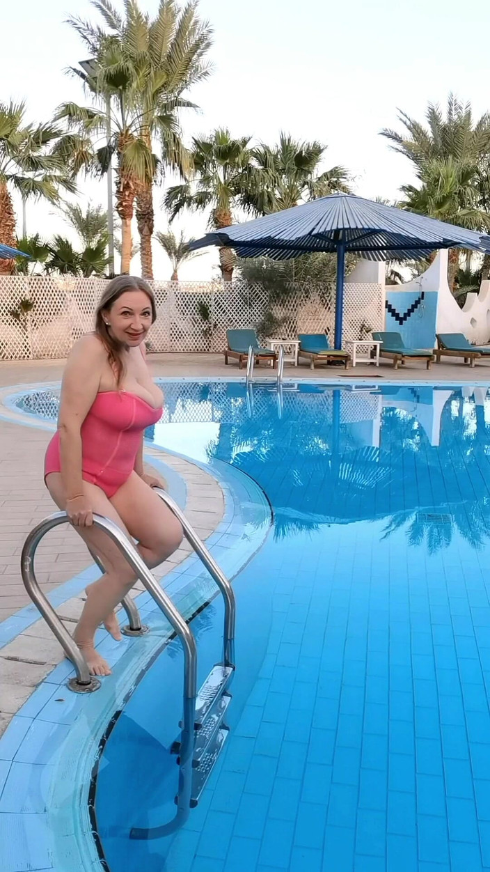 MariaOld: Sexy prsatá MILFka si svléká plavky