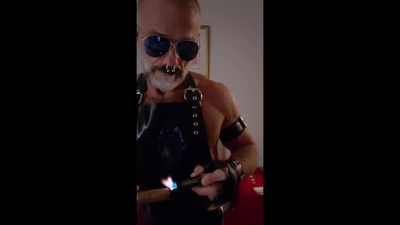 MusclesCigarsFFPig: Zapálení latexového doutníku