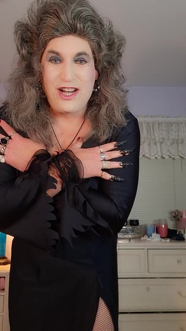 Victoria Lecherri: Glückliches halloween von gräfin victoria, königin des Verdammten!