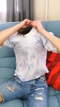 Sexy 18letý Twink si saje prsty na nohou, zatímco hladí jeho obrovského ptáka