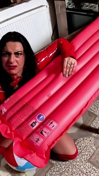Dominanter Roter Pvc-milf Aufblasbare Matratze Fetisch. Riesige Strandbälle, POV-sex, Doppel-sperma Und Knallen