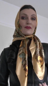 Saten başörtüsü defilesi, saten başörtüsü ve deri ceket, joi lady victoria valente