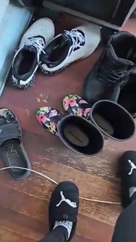 Oh, mira todos esos diferentes ángulos y ubicaciones en los que se encuentran mis botas de lluvia de goma mientras mis sexy tamaño 6 pies disfrutan de la forma en que se humillan