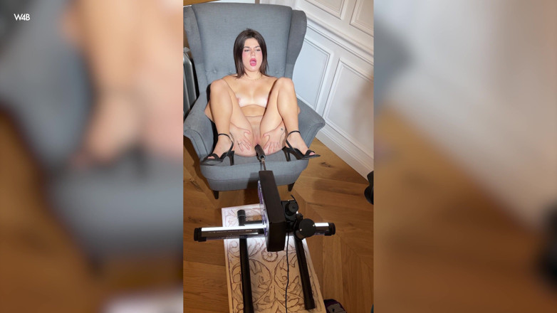 Watch4beauty: Fuck Machine Cozy and Exciting
