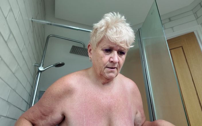 Uk Joolz: Shower Time in the Airbnb