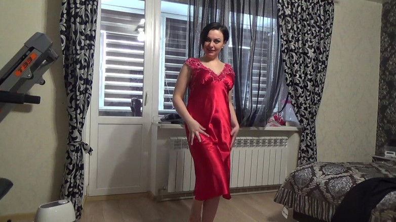 Sexy Milf: En seksi kıyafetim n4 modellik senin için seksi kırmızı saten...