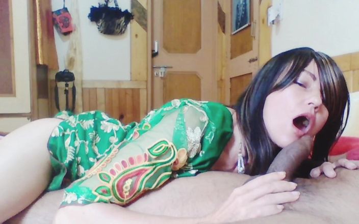 Bolly Karma: Báječná sexy děvka milf interracial emocionální láska