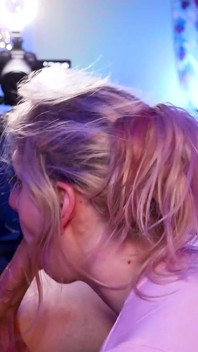 Rubia Bimbo Chupa Polla Y Toma Un Facial
