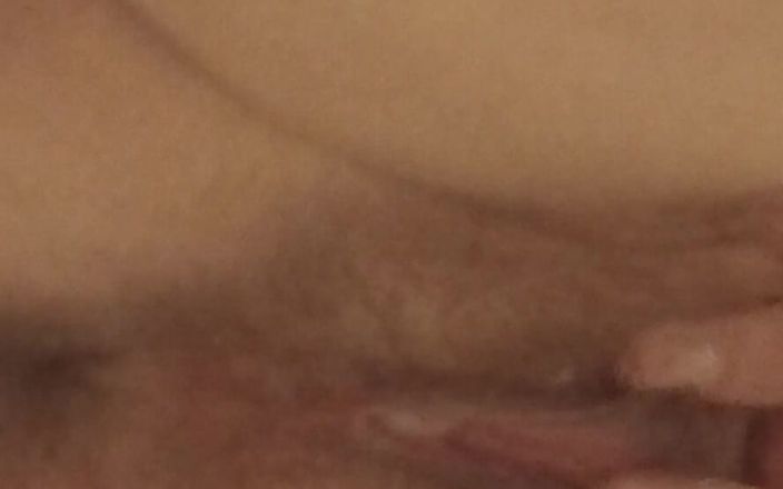 Lesbian-candys: La mia figa pelosa sta gocciolante di orgasmo