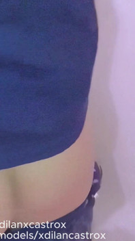 În timpul plimbării, îl găsesc pe vecinul meu heterosexual reparându-și mașina și îl ajut dându-i o bătaie goală. Creampie