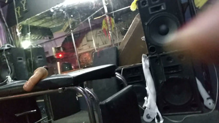 Dildo Man and Cross Hard Sex: Brincando nua em um clube de dança com um vibrador
